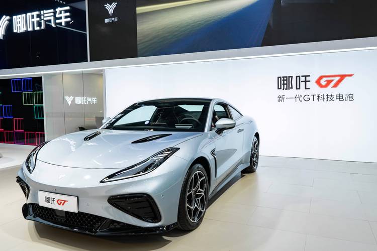 重庆339哪吒汽车在智能汽车领域的表现，领途汽车在新能源汽车市场中的影响力